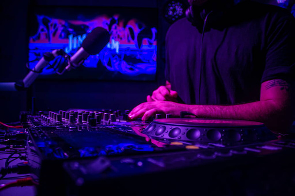Dj mixes the track in nightclub at party - Zdjęcie, obraz
