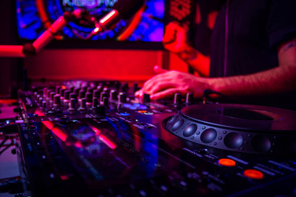 DJ που αναμιγνύει το κομμάτι σε νυχτερινό κέντρο διασκέδασης σε πάρτι - Φωτογραφία, εικόνα