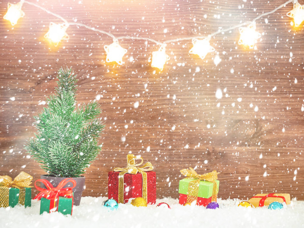 Weihnachtsbaum mit Geschenkschachteln im Schnee - Foto, Bild