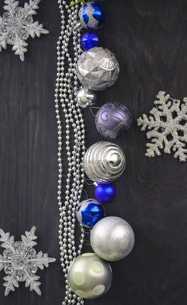 Fondo de Navidad, guirnalda luces juguetes copos de nieve noche deslumbramiento - Foto, Imagen