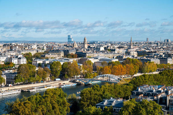 Paris yeşil ağaçlarla güneşli şehir manzarası - Fotoğraf, Görsel