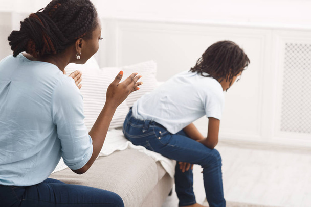 Quarrel between african american mom and daughter - Valokuva, kuva