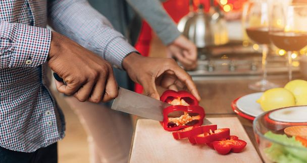 Afričan-američtí muži řezání paprika v kuchyni - Fotografie, Obrázek