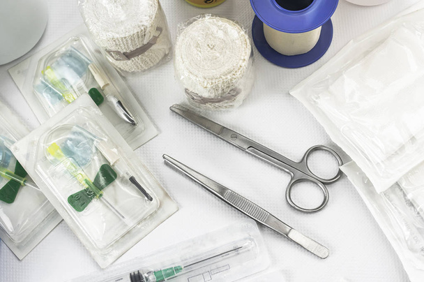 Basic medische kit voor snelle gezondheidszorg in de verpleging als gevolg van een eme - Foto, afbeelding