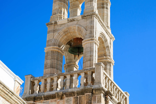 Το κλιμακωτό καμπαναριό της εκκλησίας της Παναγίας που χτίστηκε τον 13ο αιώνα. - Φωτογραφία, εικόνα
