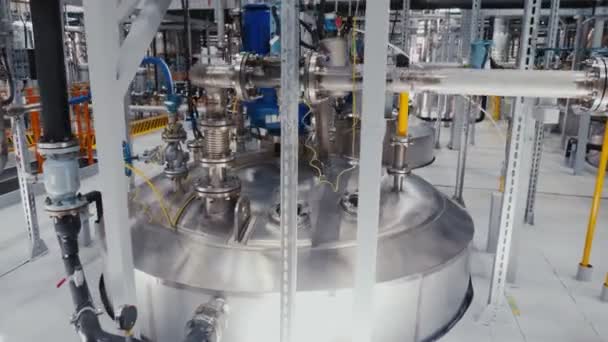 огромная металлическая цистерна для жидких удобрений в цехе завода
 - Кадры, видео
