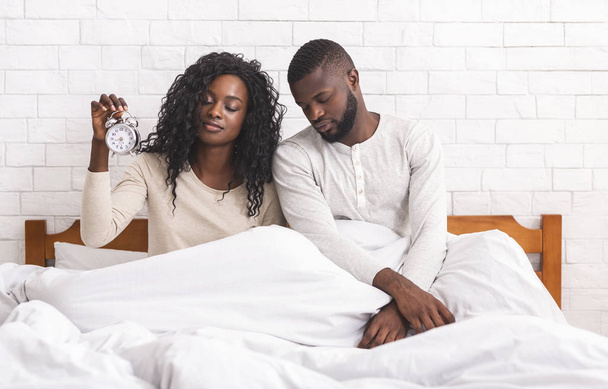 schwarzes Ehepaar hat Probleme beim Aufwachen am Morgen - Foto, Bild