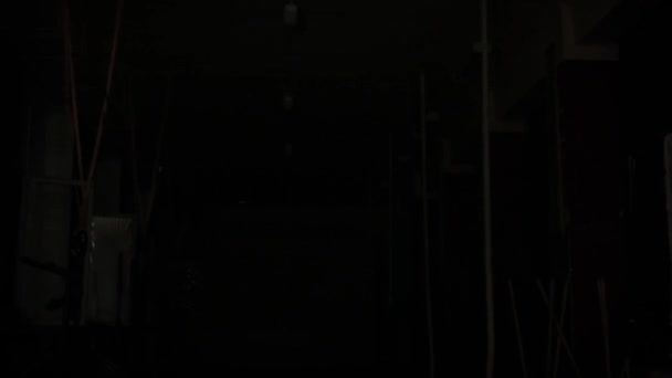nyrkkeilysäkki heilumassa pimeässä huoneessa ilman valoja
 - Materiaali, video