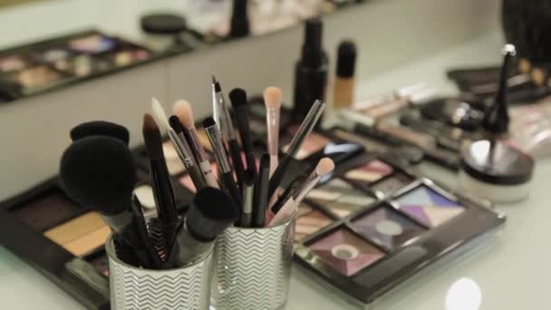 Professionele make-up artist tools op een tafel in een schoonheidssalon. - Video