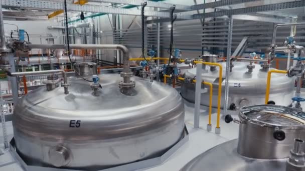 tanques de produção enormes para fertilizantes que produzem na fábrica
 - Filmagem, Vídeo