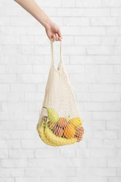 Свежие овощи внутри многоразового мешок в руке женщины
 - Фото, изображение