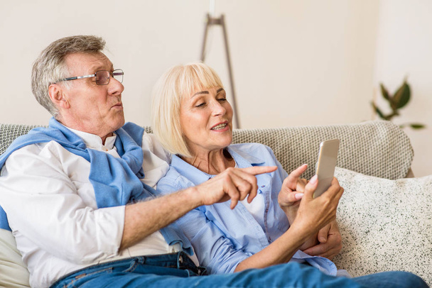 Современная пожилая пара делает видеозвонок на мобильный телефон
 - Фото, изображение