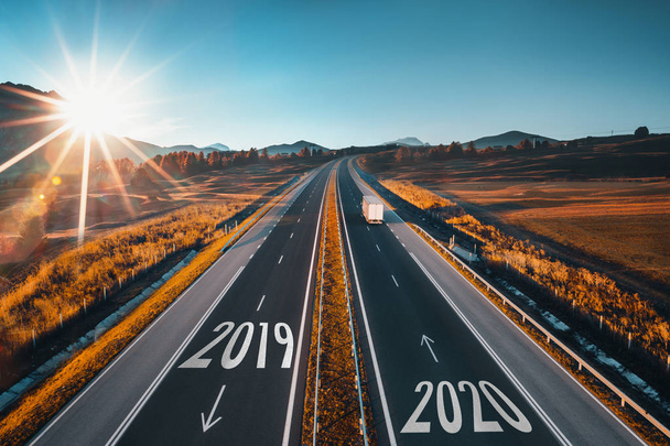 Їзда на відкритій дорозі в красивий сонячний день до нового року 2020 року. Вид з повітря
 - Фото, зображення