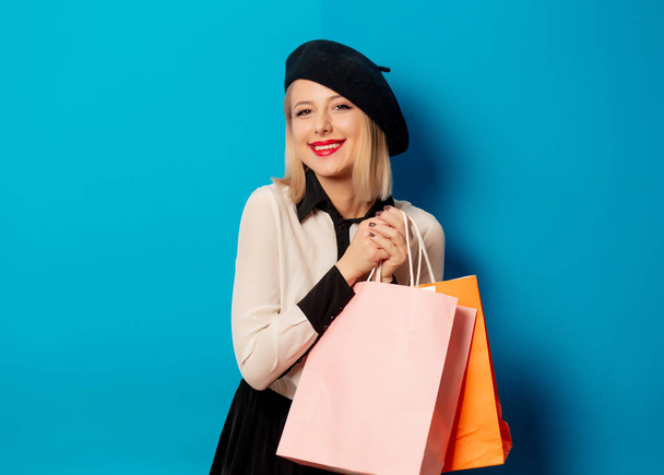 schöne blonde Mädchen mit Einkaufstaschen - Foto, Bild