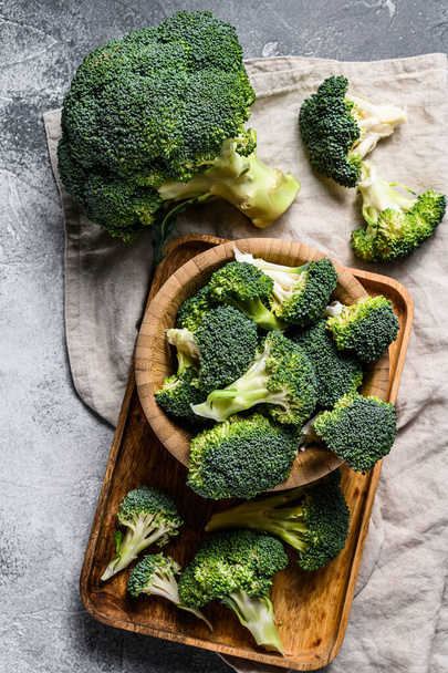 Fresh broccoli in a wooden bowl. Gray background. Top view - Foto, immagini