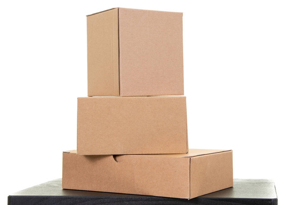 Karton kutular beyaz arkaplanda çeşitli paketler - Fotoğraf, Görsel