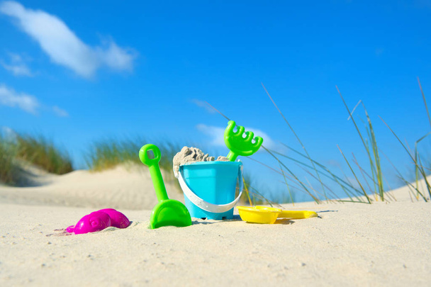 Speelgoed op het strand - Foto, afbeelding