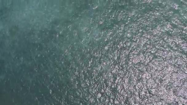 fliegen über die Oberfläche des Ozeans am hellen Tag bei Grand Turk in der Karibik - Filmmaterial, Video