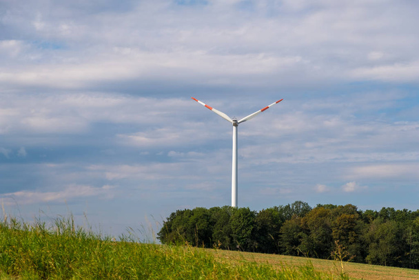  Paisaje de verano con turbina eólica en Sarre, Alemania
 - Foto, Imagen