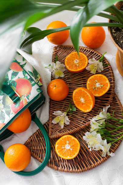 Oranges group freshly picked on a white table with hand and leaves - Foto, imagen
