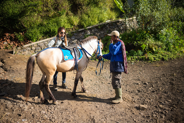 turystów jeździć konia do widzenia do widzenia na górze penanjakan - Zdjęcie, obraz