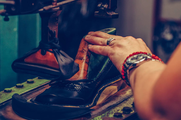 Process of making leather shoes, in the handmade footwear indust - Φωτογραφία, εικόνα