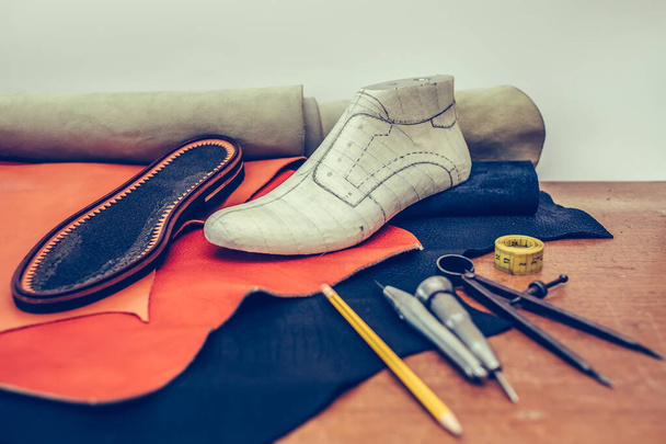 Pracoviště pro obuvnické a kožené řemeslné nástroje na dřevěném podloží - Fotografie, Obrázek
