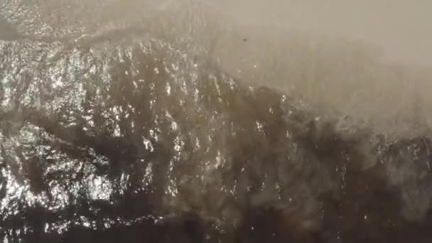 Vista aérea de olas negras rompiendo la orilla del Gran Turco en el Caribe
 - Imágenes, Vídeo