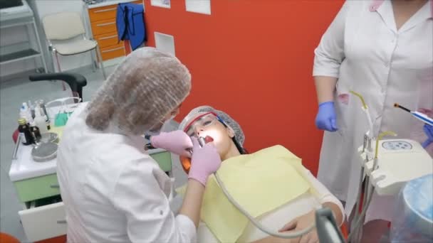 Női Fogorvos Fogak kezelése Női Betegnek a Klinikán. Női hivatásos fogorvos a munkahelyen. Fogászati vizsgálat koncepciója. - Felvétel, videó