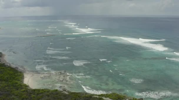 Fliegen über die Klippen und die Küste bei Grand Turk in der Karibik - Filmmaterial, Video