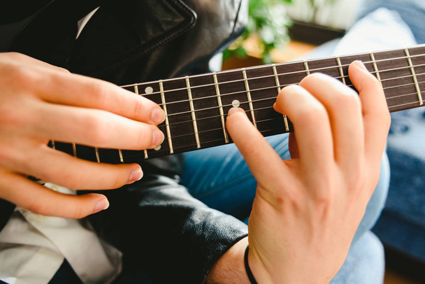 Plaatsing van de vingers op een gitaar te spelen sommige noten door een professi - Foto, afbeelding