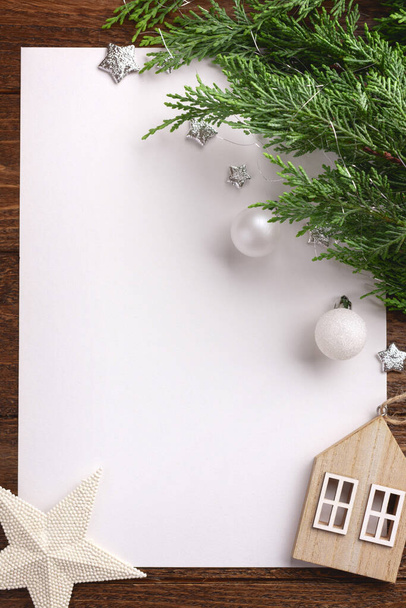 Vánoční přání s jedlemi a slavnostní dekorace koule, hvězdy na dřevěném pozadí. Vánoční šablona pro banner, vstupenka, leták, pohlednice, pozvánka, plakát - Fotografie, Obrázek