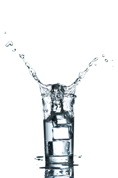 bicchiere d'acqua con cubetti di ghiaccio isolati su fondo bianco - Foto, immagini