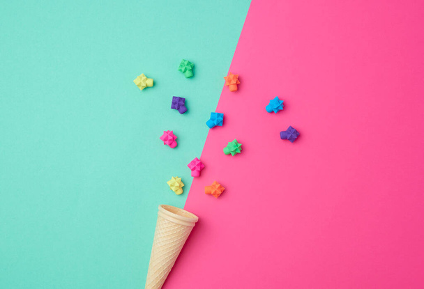 taza de gofre en forma de cono sobre un fondo de color
 - Foto, Imagen
