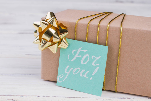 Gift box with bow and greeting card. - Фото, зображення