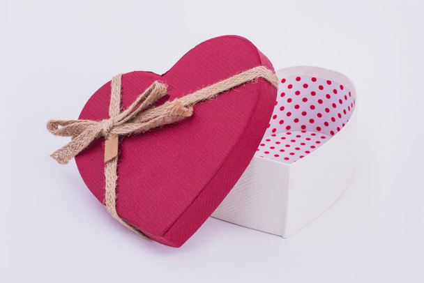 Kartonnen geschenkdoos voor Valentijnsdag. - Foto, afbeelding