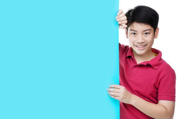 El chico sostiene un cartel en blanco. Adolescente chico sostiene vacío cartelera
. - Foto, imagen