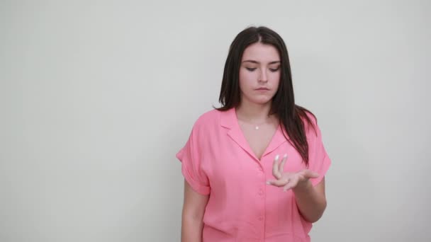 Giovane donna caucasica mostrando nove dita alla macchina fotografica
 - Filmati, video