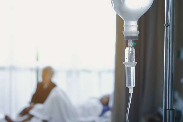 IV solución salina para perfusión inyectable intravenosa para curar la enfermedad del paciente en el hospital
 - Foto, imagen