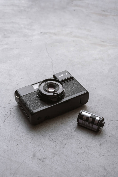 концепція подорожей. зі старими плівками фотоапаратів на цементній підлозі з м'яким фокусом і світлом на фоні
 - Фото, зображення