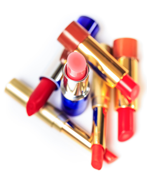 Isolé différentes nuances de rouges à lèvres colorés sur blanc
 - Photo, image