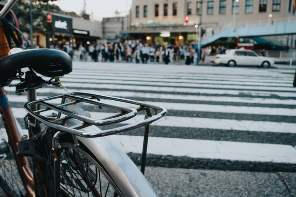 歩道に駐輪する自転車,日本の古典的な自転車駐車場 - 写真・画像