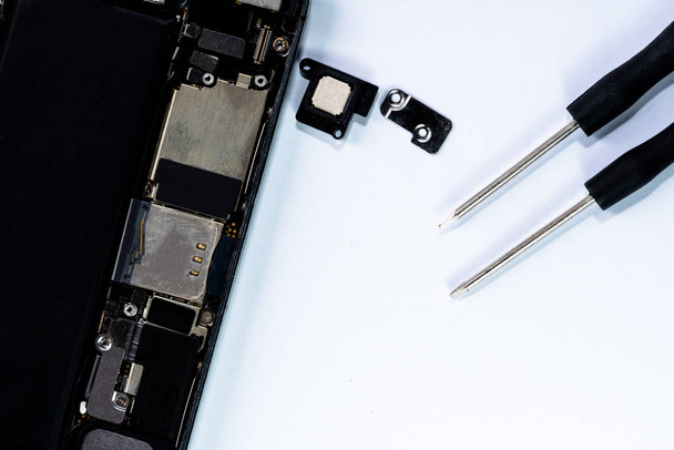 The smartphone was damaged and need to repair which tools smartphone - Foto, afbeelding