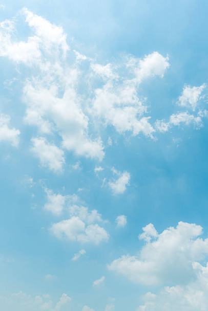 heldere blauwe lucht achtergrond, wolken met achtergrond. - Foto, afbeelding