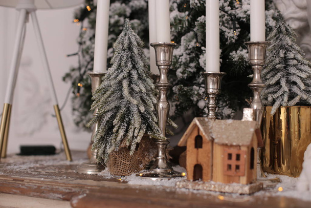 Noel süslemesi parlak oyuncak Yeni Yıl ağacını süslüyor - Fotoğraf, Görsel