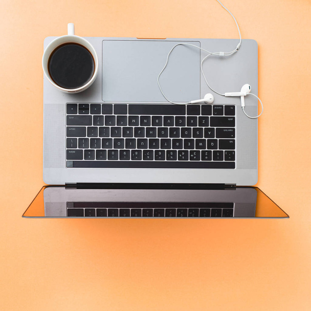 Extern werk concept laptop met kop koffie en hoofdtelefoon - Foto, afbeelding