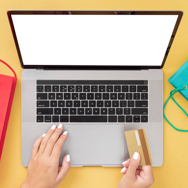 Home Internet Shopping E-Commerce weibliche Hände halten Kreditkarte, während sie am Laptop sitzen - Foto, Bild