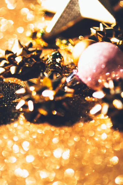 Χριστουγεννιάτικη σύνθεση με χρυσή διακόσμηση - Φωτογραφία, εικόνα