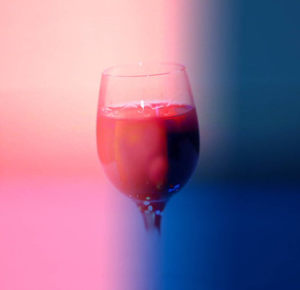 Photo macro of a glass of wine in a cafe - Foto, Imagen