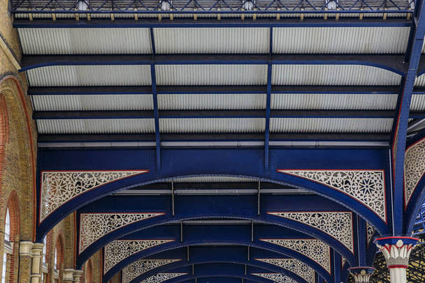 Dettaglio intricato delle capriate del tetto decorativo in ferro alla stazione ferroviaria di Liverpool a Londra, Regno Unito
 - Foto, immagini
